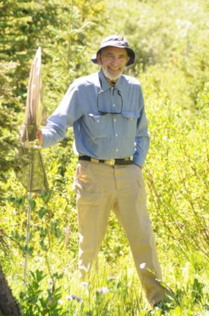 El biólogo Paul Ehrlich posa durante una salida al campo para cazar mariposas.