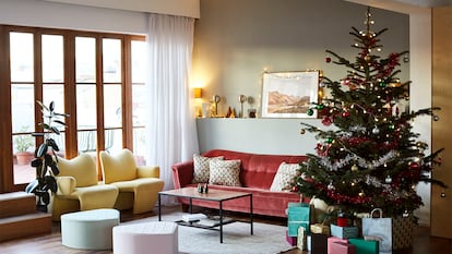 Árbol de navidad en el salón de una casa.