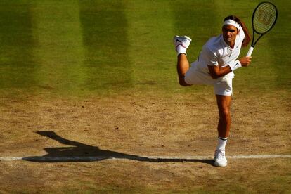 Roger Federer sirve durante el partido de semifinales.