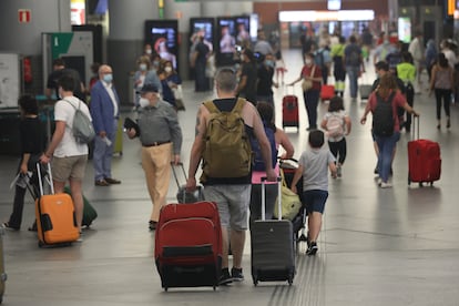 Decenas de personas pasan por la estación de Atocha, en Madrid, el 22 de junio.