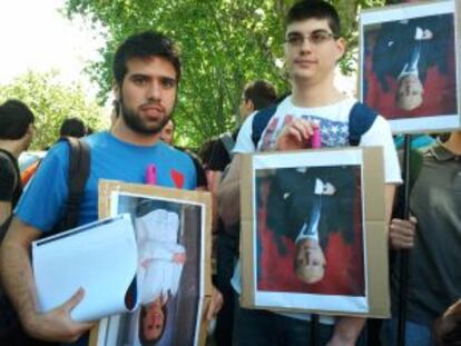 Estudiantes de Historia con las fotografías boca abajo de la consejera Catalá y el ministro Wert.