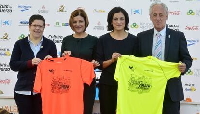 Organizadores y patrocinadores de la carrera posan con las camisetas oficiales.