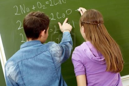 Dos alumnos repasan.