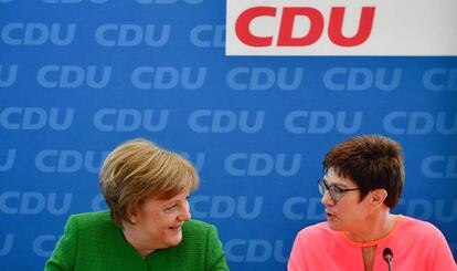La canciller alemana, Angela Merkel (izquierda) y la primera ministra del Estado del Sarre, Annegret Kramp-Karrenbauer, antes de comenzar la reuni&oacute;n de la ejecutiva de la CDU este lunes. 
 