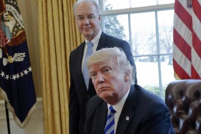 El presidente Donald Trump con el dimitido secretario de Salud, Tom Price.