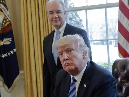 El presidente Donald Trump con el dimitido secretario de Salud, Tom Price.