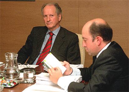 Juan María Atutxa (PNV) y Carmelo Barrio (PP), ayer durante la reunión de la Mesa del Parlamento vasco.