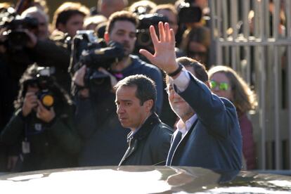 Mariano Rajoy a la salida del colegio Santa Bernardette de Aravaca.