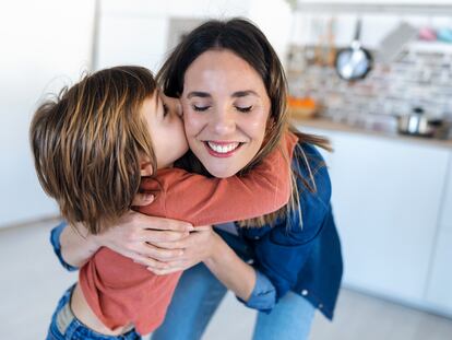 Una madre se abraza con su hijo con fuerza.