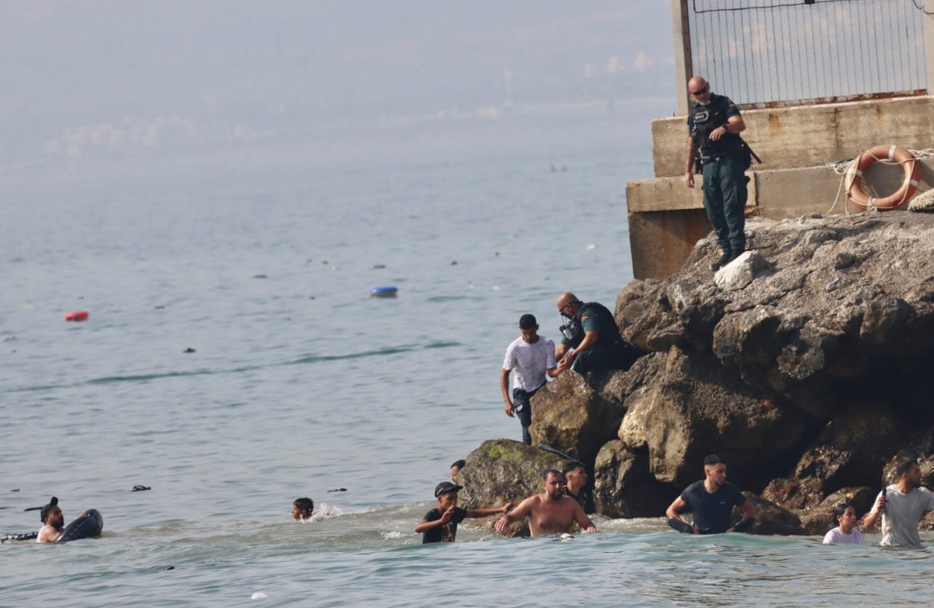 Policías y guardias civiles alertan del colapso operativo en Ceuta por la entrada masiva de migrantes a nado: “Estamos desbordados”