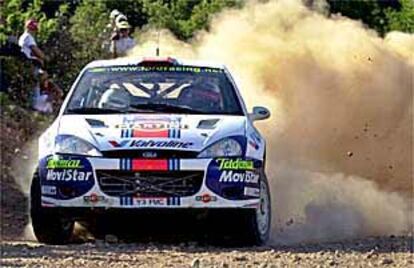 Sainz, al volante de su Ford durante un tramo de la primera etapa.