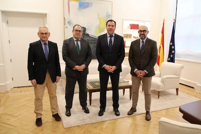 El ministro de Transportes, Óscar Puente, junto a los comisionados del Corredor Mediterráneo, Josep Vicent Boira, y del Corredor Atlántico, José Antonio Sebastián. A la derecha, el presidente de Adif, Luis Pedro Marco de la Peña.