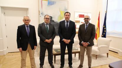 El ministro de Transportes, Óscar Puente, junto a los comisionados del Corredor Mediterráneo, Josep Vicent Boira, y del Corredor Atlántico, José Antonio Sebastián. A la derecha, el presidente de Adif, Luis Pedro Marco de la Peña.