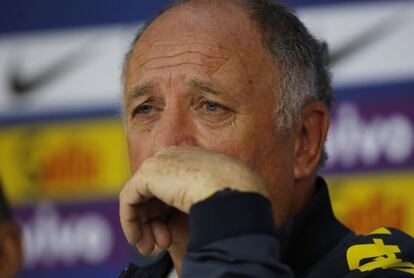 Felipão recebe a imprensa triste, em uma coletiva surpresa.
