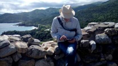 Un visitante en las ruinas de Estagira.