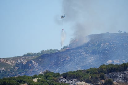 Medios aereos trabaan en la zona quemada del fuego de Tarifa. A12 de agosto de 2025. en Tarifa, Cádiz (Andalucía, España). Tras la reunión del Comité de Operaciones del Plan de Emergencia contra Incendios, el consejero de Presidencia, Antonio Sanz, reconocía el "gran trabajo" realizado por el dispositivo del Plan Infoca. También destacaba la labor de los bomberos, quienes, en coordinación con Infoca, trazaban una línea de seguridad en torno a las viviendas para protegerlas del avance del fuego.
12 AGOSTO 2025
Francisco J. Olmo / Europa Press
12/08/2025