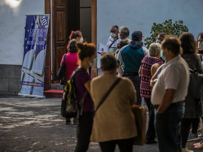 Colas ante el despacho temporal del Consejo General del Notariado para ayudar a los afectados por la erupción del volcán de La Palma