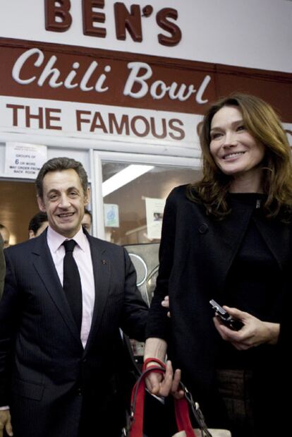 Sarkozy y Bruni, a las puertas del restaurante Ben's Chili Bowl.