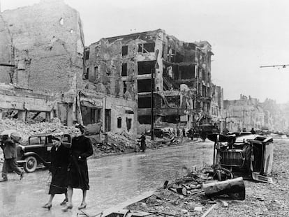 Residentes berlineses pasean entre las ruinas de la ciudad alemana, tras ser tomada por el Ejército Rojo, en mayo de 1945.