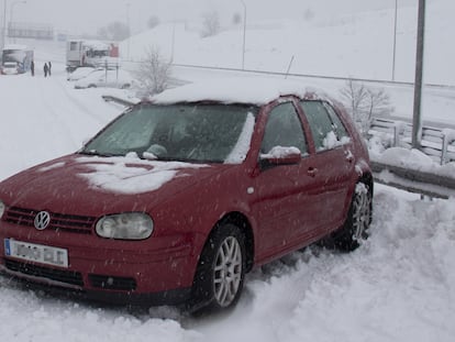 A vehicle trapped in Hortaleza, Madrid on Saturday. 