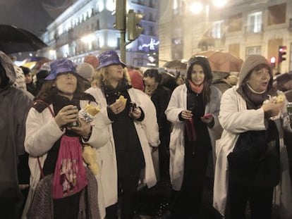 Funcionarios se concentran esta noche en la madrile&ntilde;a Puerta del Sol para realizar una cena de Navidad contra los recortes