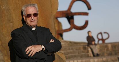 José María Setién, en el Peine de los Vientos, San Sebastián, en 2007.