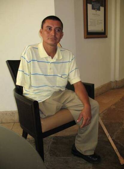 Roberto Antonio Villalobos, lisiado cuando intentaba llegar a EE UU, ayer, en San Salvador.