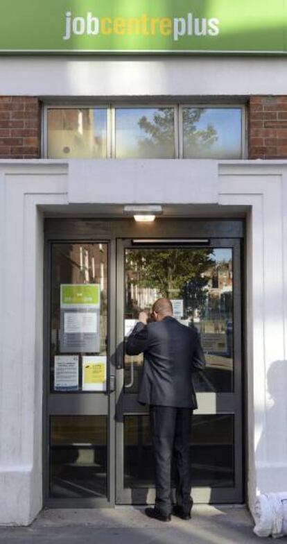 Un desempleado espera a las cpuertas de un centro de empleo en Londres (Reino Unido). EFE/Archivo