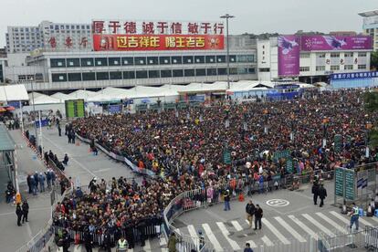 Colas de miles de personas ayer ante la estación de Guangzhou, en el sur de China.