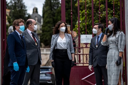 La presidenta de la Comunidad de Madrid, Isabel Díez Ayuso (en el centro), acompañada del alcalde de Madrid, José Luis Martínez Almeida (a la izquierda) y la vicealcaldesa de Madrid, Begoña Villacís, este viernes.