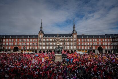 Manifestación convocada por los sindicatos CCOO y UGT para reclamar el aumento de los salarios, en la plaza Mayor de Madrid, el 3 de noviembre. 
