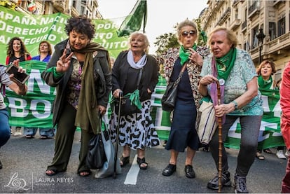 Dora Barrancos, Nelly Minyersky, Martha Rosenberg y  Nina Brugo participan en una marcha por el aborto legal en Buenos Aires, Argentina en 2020.
