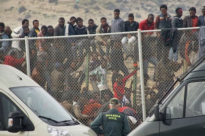 El salto se ha producido sobre las seis de la ma&ntilde;ana, cuando unos 400 inmigrantes, divididos en al menos dos grupos, han intentado saltar la valla en varios puntos en la zona entre el barrio chino .y Beni Enzar. En la imagen, algunos de los que han permanecido encaramados a la valla durante seis horas.