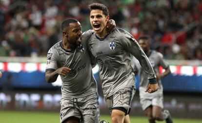 Pabón y González celebran un gol de Monterrey.