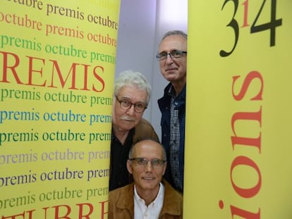 Els guanyadors dels 44 Premis Octubre. A dalt Miquel Àngel Estradé (narrativa), Josep Ramon Bach (poesia) i Ferran Garcia Oliver (assaig).