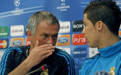 Mourinho se dirige a Cristiano durante la conferencia en Valdebebas.