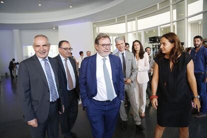 De izquierda a derecha, Antonio Caño y Lluís Bassets, director y director adjunto de EL PAÍS, junto a Juan Luis Cebrián, presidente del grupo Prisa, seguidos del exdirector del periódico Javier Moreno, acompañados por la responsable de la redacción de elpais.cat, Ana Pantaleoni, a su llegada al Museo de Arte Contemporáneo de Barcelona.