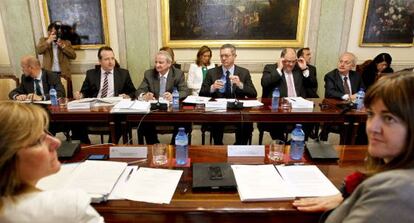 El ministro Gallard&oacute;n, en el centro, al inicio de la reuni&oacute;n con consejeros de Justicia de 12 comunidades, ayer en Madrid. 