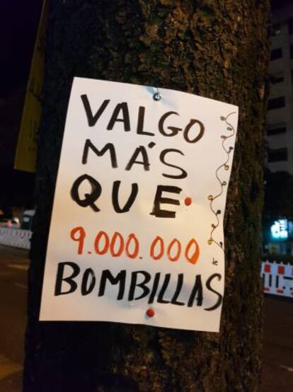 Uno de los carteles de protesta puestos en los árboles sentenciados, este en referencia al alumbrado navideño de Abel Caballero.