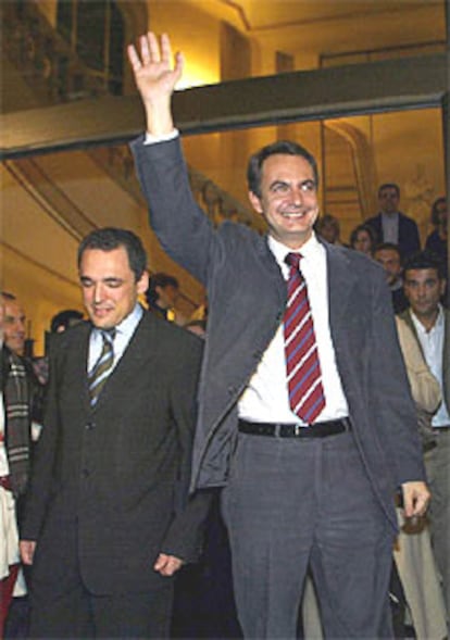 Rodríguez Zapatero, anoche, junto a Rafael Simancas.