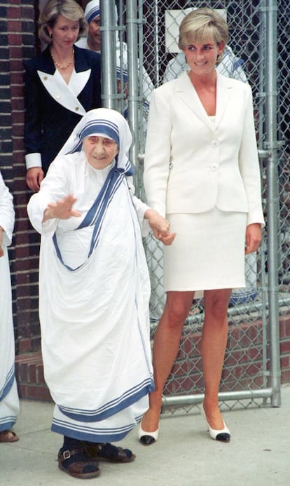 La princesa Diana de Gal·les (dreta) saluda la Mare Teresa de Calcuta, després d'una trobada a la seu de les Missioneres de la Caritat a Nova York, el 1997.