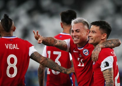 Eduardo Vargas celebra su gol abrazado a Charles Aránguiz en el partido Argentina-Chile de la Copa América.