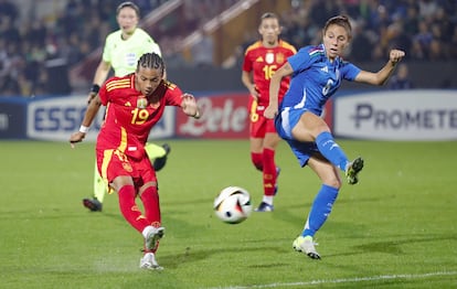 Vicky López golpea el balón ante Linari este martes en el partido entre Italia y España en el estadio Romeo Menti de Vicenza.