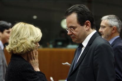 Elena Salgado conversa con el ministro de Finanzas griego, Yorgos Papaconstantinu, ayer en el Ecofin en Bruselas.
