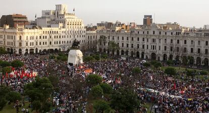 La marcha se ha iniciado en la plaza San Martín y ha recorrido algunas calles de la zona centro de la ciudad para, finalmente, volver a la plaza, que se ha llenado al completo con miles de personas.