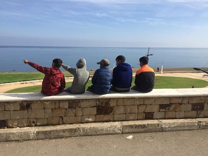 Cinco menores en la localidad marroquí de Fnideq (antigua Castillejos) señalaban el 3 de noviembre hacia Ceuta.