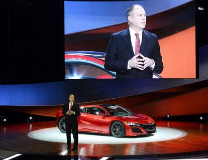 El gerente general de la división Acura, Michael Accavitti durante la presentación del Acura VSX.