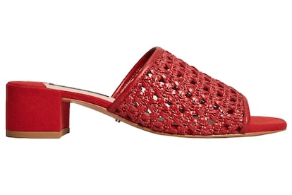 Violeta by Mango se apunta a la tendencia de los zapatos trenzados con este modelo destalonado en rojo (39,99 euros).