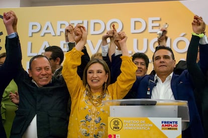 Jesús Zambrano, líder nacional del PRD, Xóchitl Gálvez y Silvano Aureoles, en agosto de 2023.