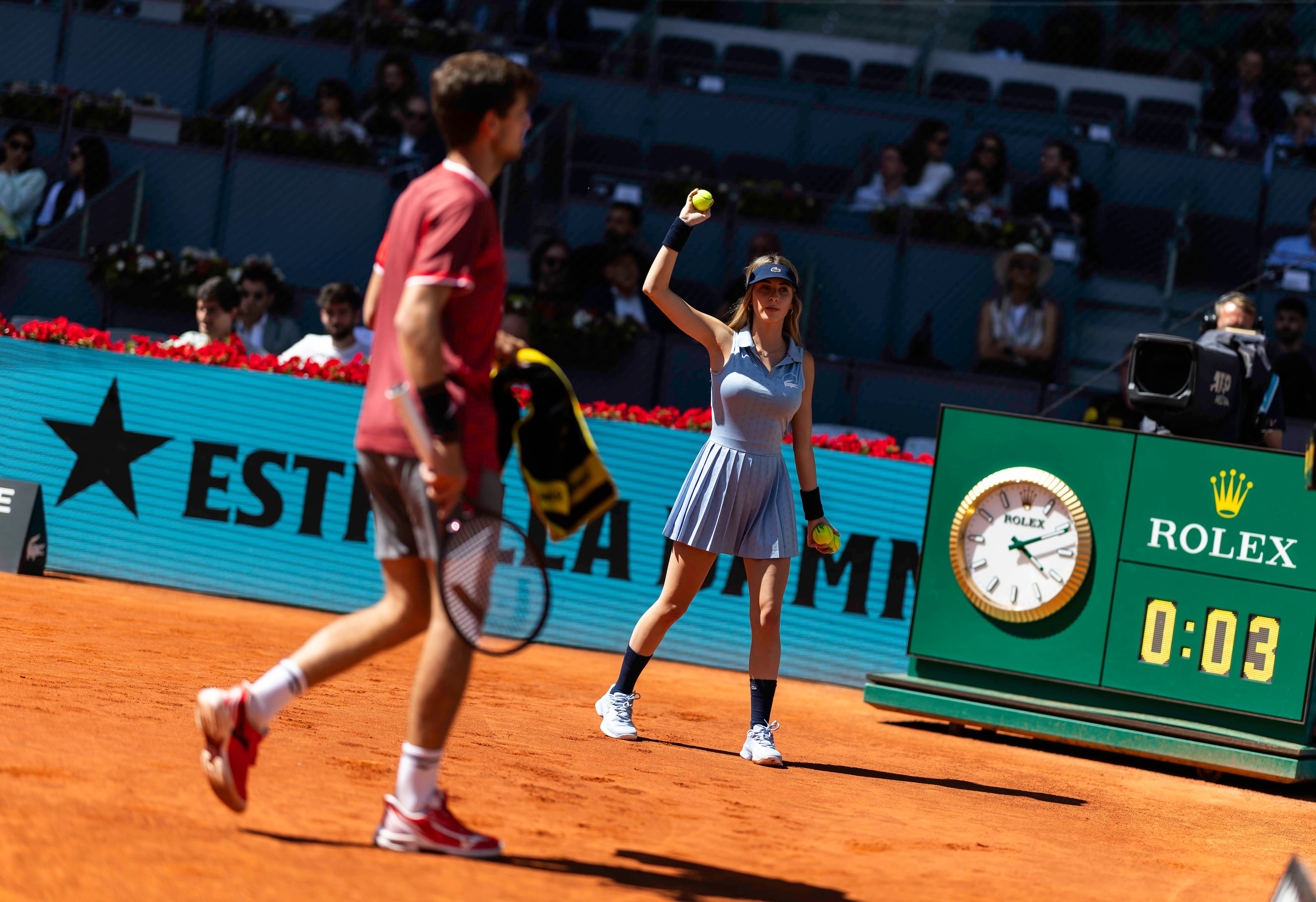 Una recogepelotas ofrece las bolas al jugador checo Vit Kopriva en el Masters 1000 de Madrid.